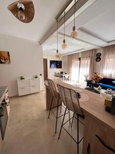 马拉喀什Charming Appartment in Gueliz的一个带椅子和桌子的厨房