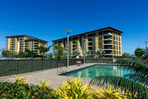 达尔文Serenity Zealandia - Luxury 1brm unit at Darwin Waterfront的建筑前的一座带游泳池的建筑