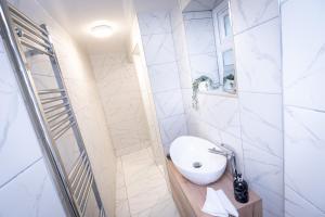 怀特黑Kings Arms Suites - Luxury Double - Waterfall Shower - Self Check In的白色的浴室设有水槽和镜子