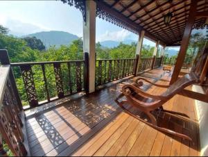 Kampong Sungai TamuHulu Tamu Off Grid Morrocan styled Hill Top Villa的木制甲板上设有长凳