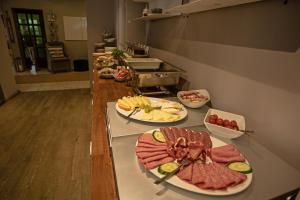 格洛米茨WannerHus Hotel的包括不同种类肉类和奶酪的自助餐