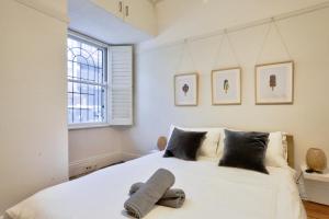 悉尼2 Bedroom House Situated at the Centre of Surry Hills 2 E-Bikes Included的卧室配有一张大白色床和窗户