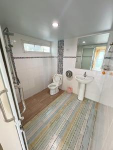 พายเนอรี รีสอร์ท @แหล่มแท่น (Pinery Resort)的一间带卫生间和水槽的浴室