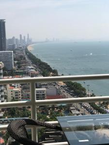 南芭堤雅View Talay 7 Seaview Apartments的从大楼的阳台上可欣赏到海景