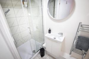 怀特黑Kings Arms Suites - Deluxe Room - En-Suite - Self Check In的带淋浴和盥洗盆的白色浴室