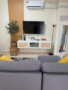 Bagan SeraiOrked Homestay的带沙发和平面电视的客厅