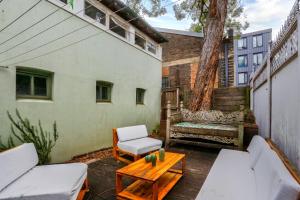 悉尼Ideal 3 Bedroom House in Chippendale with 2 E-Bikes Included的一个带桌椅和树的庭院