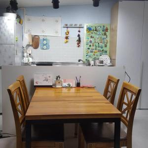 潭阳Sodamhang in Damyang的厨房配有木桌和椅子