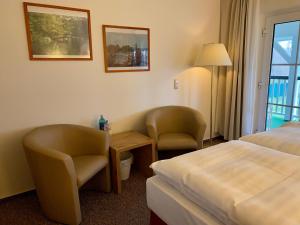 ZarrentinLandhaus am Schaalsee的酒店客房带一张床、一张桌子和椅子