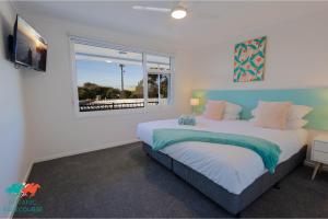 沃纳姆堡Botanic Racecourse的一间卧室设有两张床和窗户。