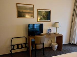 ZarrentinLandhaus am Schaalsee的客房设有书桌、电视和椅子