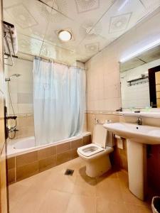 阿吉曼Zenith Smart Vacation Homes, Ajman的浴室配有卫生间、盥洗盆和淋浴。