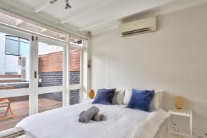 悉尼Spacious 3 Bedroom House Darlinghurst City Centre 2 E-Bikes Included的卧室配有带蓝色枕头的大型白色床