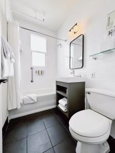 旧金山FOUND Hotel Carlton, Nob Hill的白色的浴室设有卫生间和水槽。