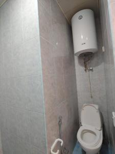 巴库Lahore Hotel Baku的一间带厕所和水箱的小浴室