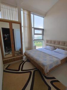 巴库Lahore Hotel Baku的一间卧室设有一张大床和大窗户