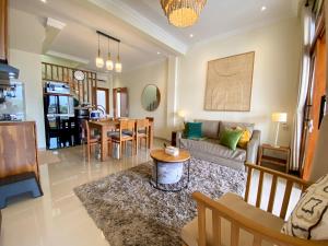 日惹Siji Nayan Vacation Home的客厅配有沙发和桌子