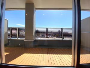美瑛町拉温尼尔酒店的从大楼的阳台上可欣赏到风景