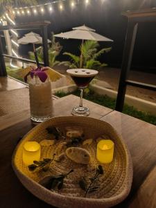 苏梅岛Le Shelby Samui Beach Resort Cottage的桌上的一盘食物和饮料