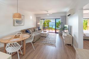 汉密尔顿岛Haven on Hamilton Island -private apartment with views & buggy Fully Renovated in 2023的客厅配有沙发和桌子