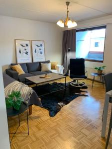 奥卢Tilava 2BR-huoneisto Saunalla的客厅配有沙发和桌子