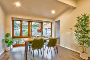 悉尼Spacious 3 Bedroom on the edge of Downtown Herford St 2 E-Bikes Included的一间设有桌子和一些植物的用餐室