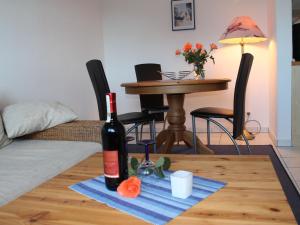 青斯特Cozy Apartment in Zingst Germany near Beach的桌子上坐着一瓶葡萄酒