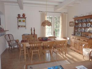 OberriedenCharming apartment in Oberrieden的一间带木桌和椅子的用餐室