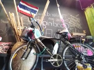 董里Goodnighthostel@Trang的两辆自行车,挂在墙上,挂着旗帜