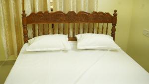 瓦尔卡拉SS Family Villa的一张带两个白色枕头的床