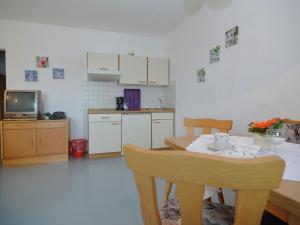 RotthalmünsterComfortable Apartments in Rotthalm nster的小厨房配有桌子和桌椅