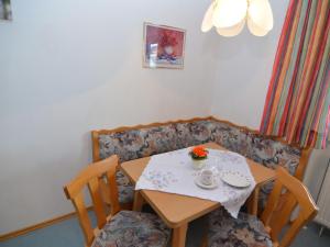 RotthalmünsterComfortable Apartments in Rotthalm nster的小桌子,两把椅子,桌子,茶壶