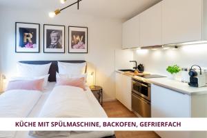 拜罗伊特Apartment Wahnfried No3 - citynah wohnen mit Küche und Duschbad, Parkplatz, 300m zur Fussgängerzone的小型公寓 - 带床和厨房