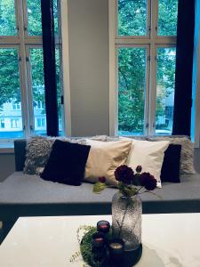 滕斯贝格Mycondo no - Ø. Langgt 6的一间房间,床上有花瓶,桌子上放着鲜花