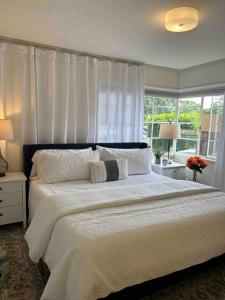 圣巴巴拉Darling, Peaceful, Near Beach, EV Charger的卧室配有一张大白色床和窗户