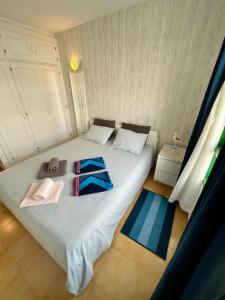 科斯塔德安提瓜Casa Las Torres 209的一间卧室配有一张带毛巾和帽子的床