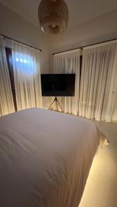 利马索尔Matteo Villa Limassol Cyprus的卧室设有白色大床和窗户。
