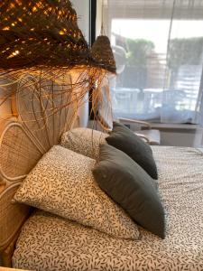 达克斯Studio avec espace extérieur privatif - DAX的一组枕头坐在床上