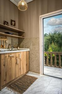 利萨基亚科克拉斯一室公寓的厨房设有水槽和滑动玻璃门