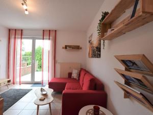 蒂门多夫Seaside Apartment in Insel Poel with Sauna的客厅设有红色的沙发和窗户。