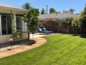圣巴巴拉Quite Spacious, Hot Tub Near Montecito, EV Charger的庭院,带庭院和草地的房子