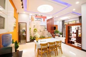 岘港Leila House - DaNang Central - 3BRs - Free Airport Shuttle的一间配备有白色桌椅的用餐室