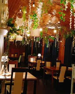 米科武夫Pokoje gościnne Restauracja u Kusia的一间设有桌椅和挂花的餐厅