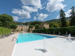 蒙布兰莱班德斯吉皮埃城堡度假屋的一座大楼前的游泳池,带喷泉