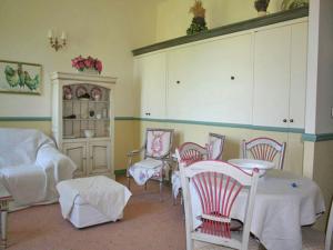 蒙布兰莱班德斯吉皮埃城堡度假屋的客厅配有椅子、桌子和沙发