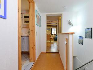 巴特皮尔蒙特博索公寓的通往厨房和客厅的走廊