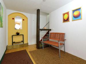 巴特皮尔蒙特博索公寓的一间带椅子和楼梯的客厅