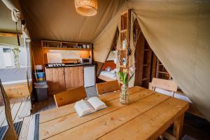 图赫尔斯克利普利采Glamping Tents in Tuhelj with thermal riviera tickets的帐篷内带桌子的用餐室