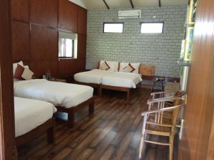 BegūrDiscovery Village Resorts的一间设有三张床的房间,其中有梯子