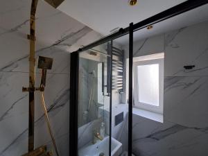 新松奇Pokoje Gościnne u Marysi的浴室设有白色水槽和镜子